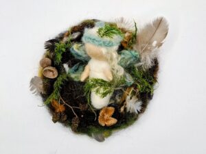 Kleine Elfe im Vogelnest