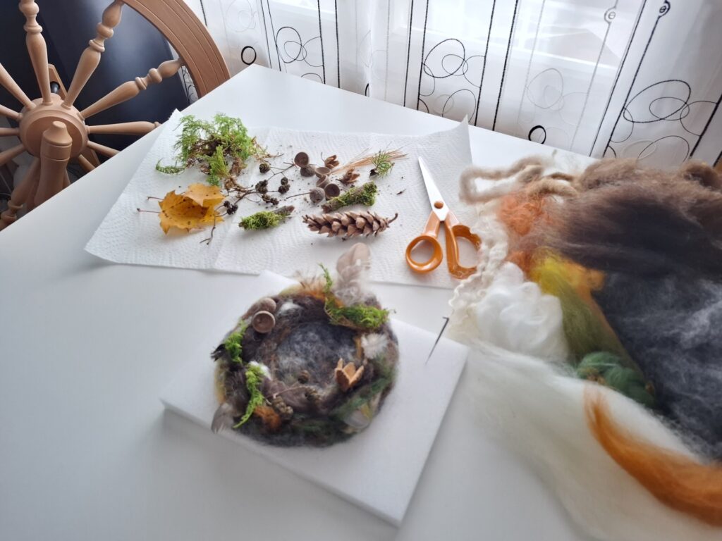 Materialien für die Vogelnest-Elfe mit Naturmaterialien und Wollfasern.