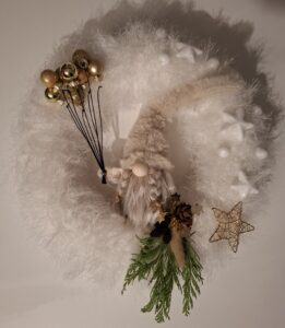 Ein Wichtel hängt an der Tür