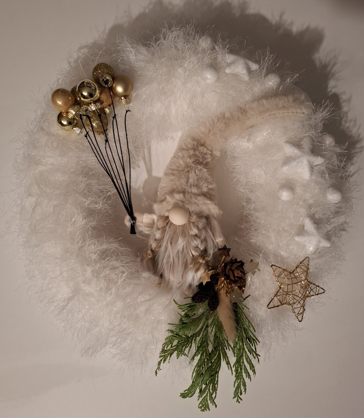 Ein Wichtel hängt an der Tür